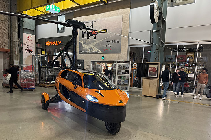 Ein f&uuml;r den Stra&szlig;enverkehr zugelassenes PAL-V Liberty Flying Car wird in der Motorworld vorgestellt (&copy;Foto: Martin Schmitz) 